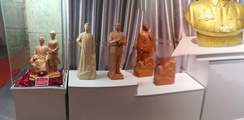 参观中国陶瓷艺术大师雍起林纯手工雕塑作品陶艺园
